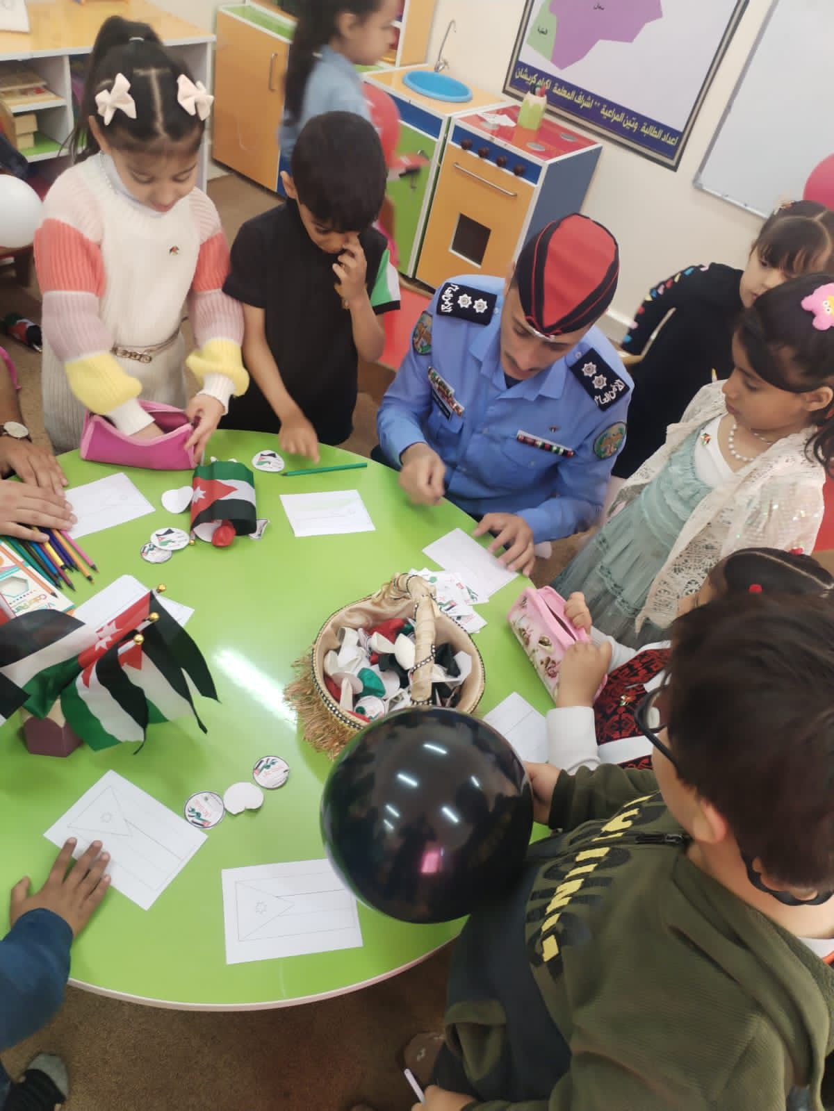 مديرية الأمن العام تحتفي بيوم العلم