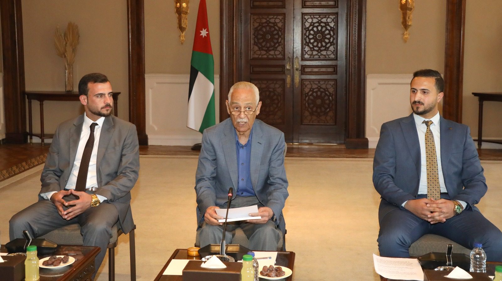 رئيس الديوان الملكي الهاشمي يلتقي فعاليات شبابية