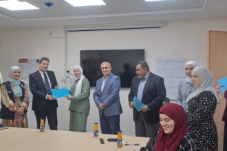 مدير عام شركة مياه العقبة يخرج 15 موظفة في الشركة انهين برنامج تدريبي