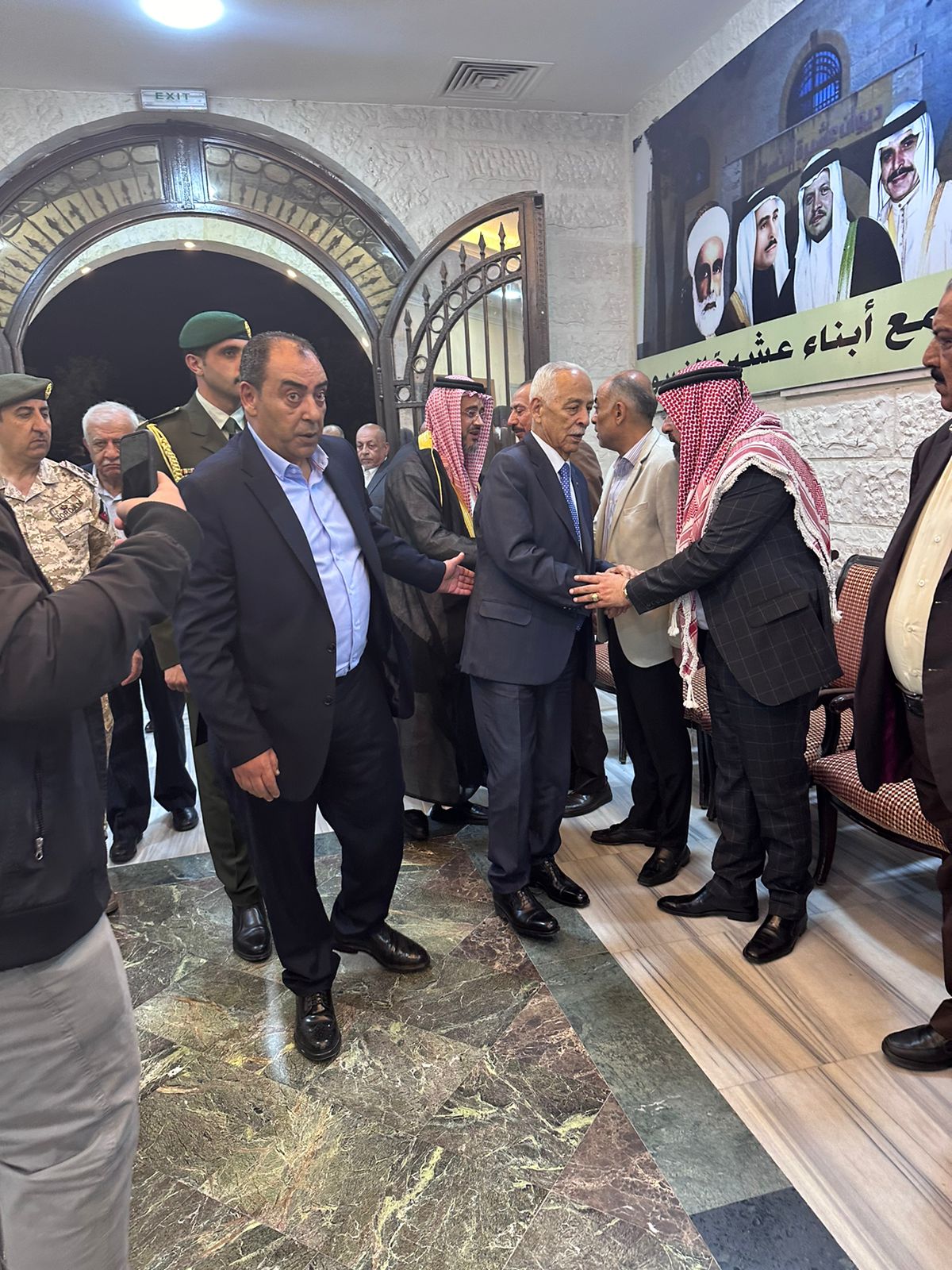 مندوبا عن الملك وولي العهد..العيسوي يعزي عشيرة النسور