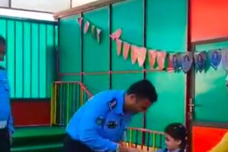 بالفيديو...الأمن العام يرسم البسمة على شفاه طفلة بالعقبة