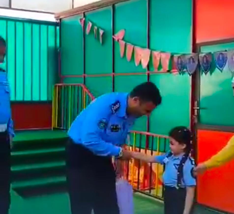 صورة حول : بالفيديو...الأمن العام يرسم البسمة على شفاه طفلة بالعقبة بالفيديو...الأمن العام يرسم البسمة على شفاه طفلة بالعقبة