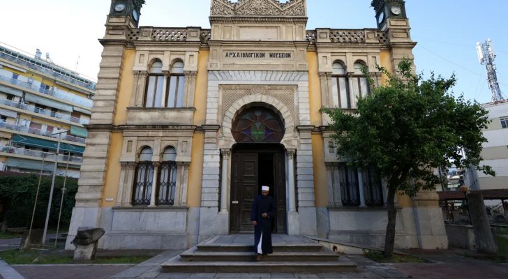 إعادة فتح مسجد بعد قرن من الإغلاق، وصلاة جماعية تحيي روح العيد