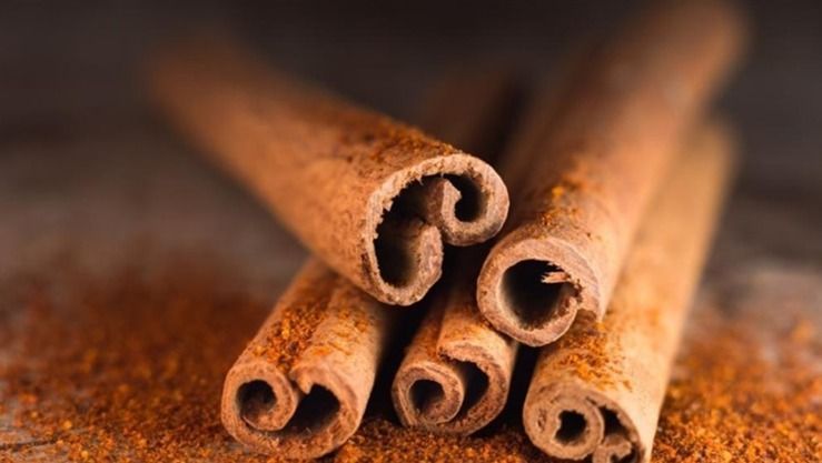 القرفة تَحتوي عَلى مَواد تُساعد عَلى علاج الصلع
