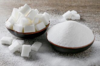 هل يزيد تناول السكر من خطر الإصابة بمرض السكري؟
