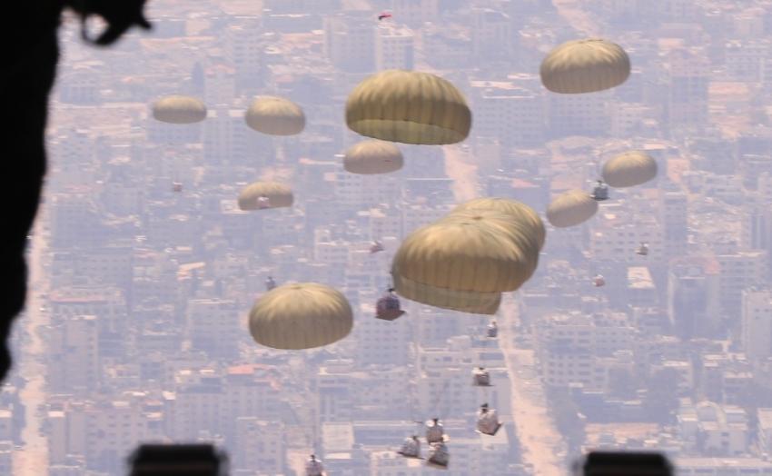 الجيش ينفذ أكبر عملية إنزال مساعدات على شمال غزة