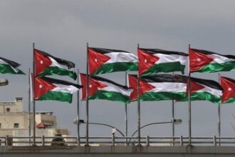 يَحتفل الأُردنيون بِيوم العَلم الوطنيّ