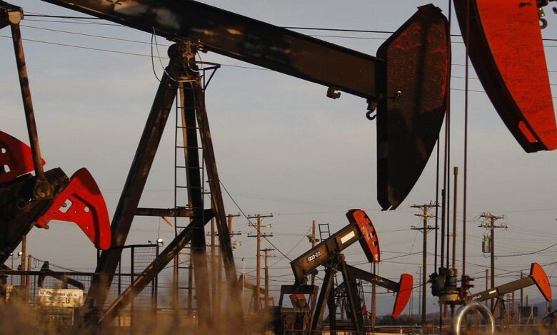 النفط يَهبط عالميًا وسط قلق إزاء الطلب فاق مَخاوف الإمدادات بالشرق الأوسط