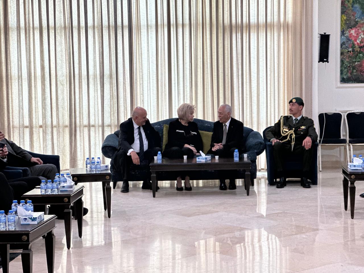 مندوبا عن الملك وولي العهد.. العيسوي يعزي آل حجار
