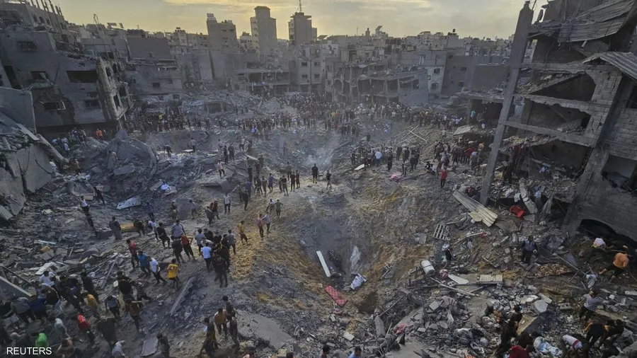 صورة حول : صور الألم: جوائز تكرم رويترز لتوثيق مأساة "حرب غزة" قصف صاروخي عنيف لمبنى في قطاع غزة