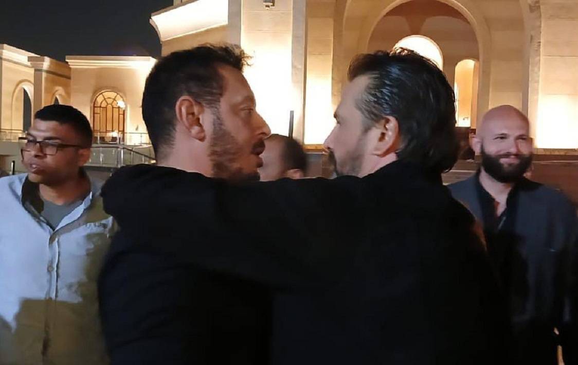 وفاة والدة الفنان كريم عبد العزيز وقرار غريب مِن والده