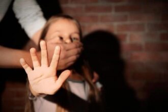 "كاميرات المراقبة " تحرر طفلة من يد عشريني حاولة الاعتداء عليها