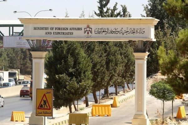 "بأشد العبارات" الخارجيّة تدين اعتداء مستوطنين إسرائيليين عَلى قافلة مساعدات أُردنيّة