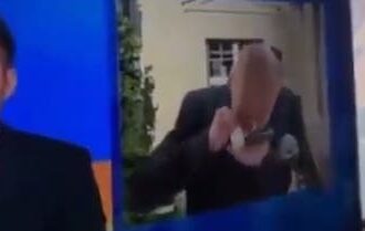 فضيحة مراسل قناة أوكرانية يستنشق مسحوقاً أبيض(فيديو)