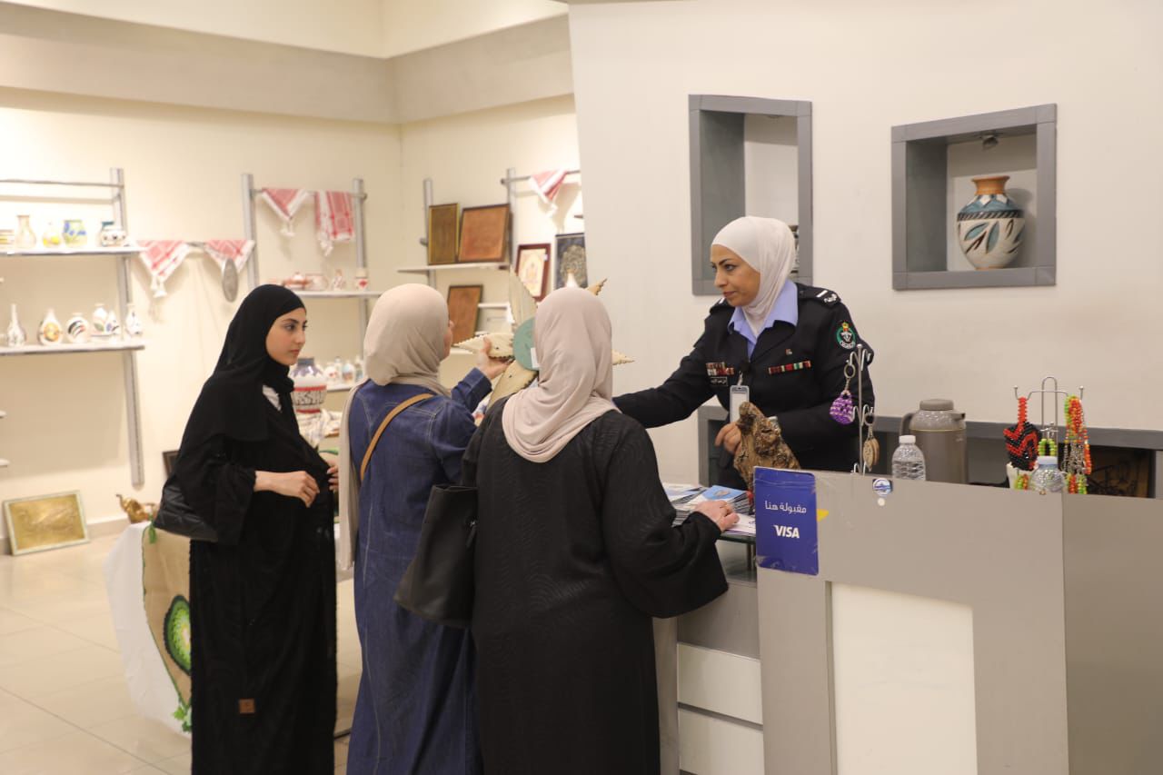 الامن ينظم معرض "صنع بعزيمة" لمشغولات نزلاء مراكز الإصلاح في اربد