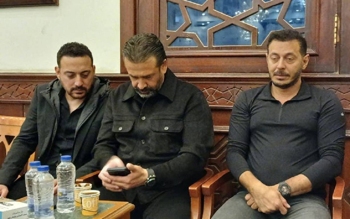وفاة والدة الفنان كريم عبد العزيز وقرار غريب مِن والده