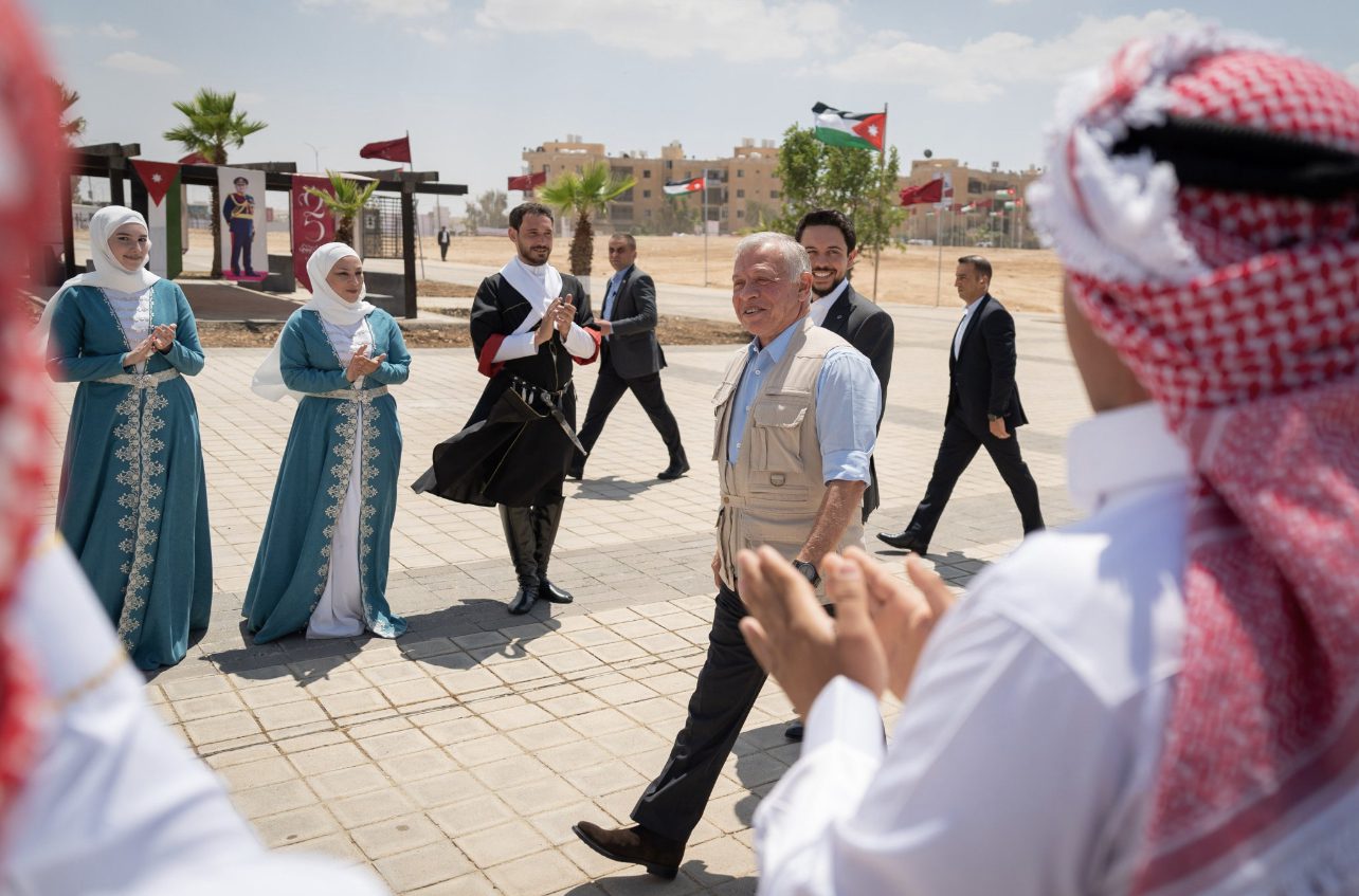 جلالة الملك وولي العهد يبحثان التطور في الزرقاء