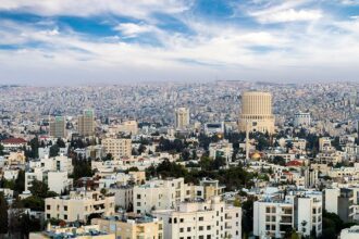 طقس دافئ اليوم الاثنين وَزخات خفيفة مِن الأمطار