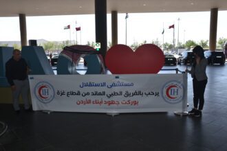 بالصور... استقبال أطباء عائدين من غزة في مستشفى الاستقلال
