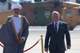 الملك عبدالله الثاني يستقبل السلطان هيثم بن طارق في مطار ماركا