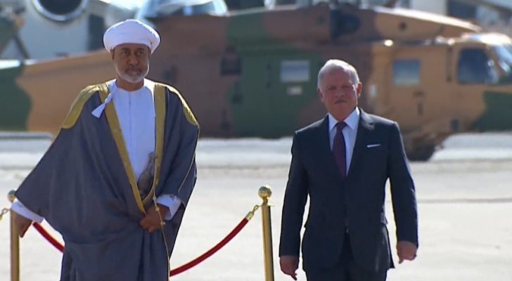 الملك عبدالله الثاني يستقبل السلطان هيثم بن طارق في مطار ماركا