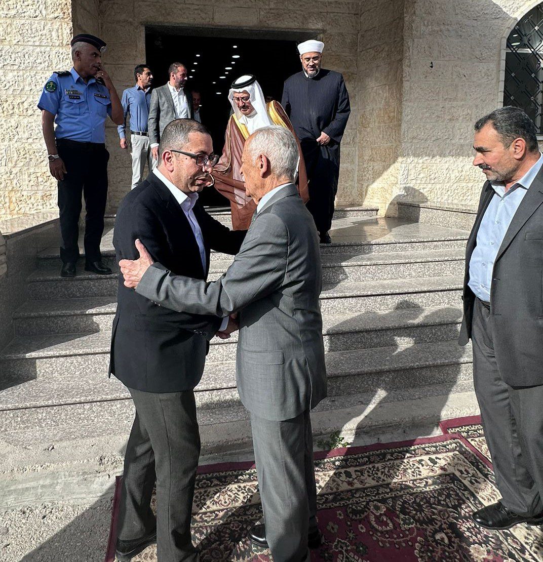 مندوبا عن الملك وولي العهد.. العيسوي يعزي آل حداد والعودات