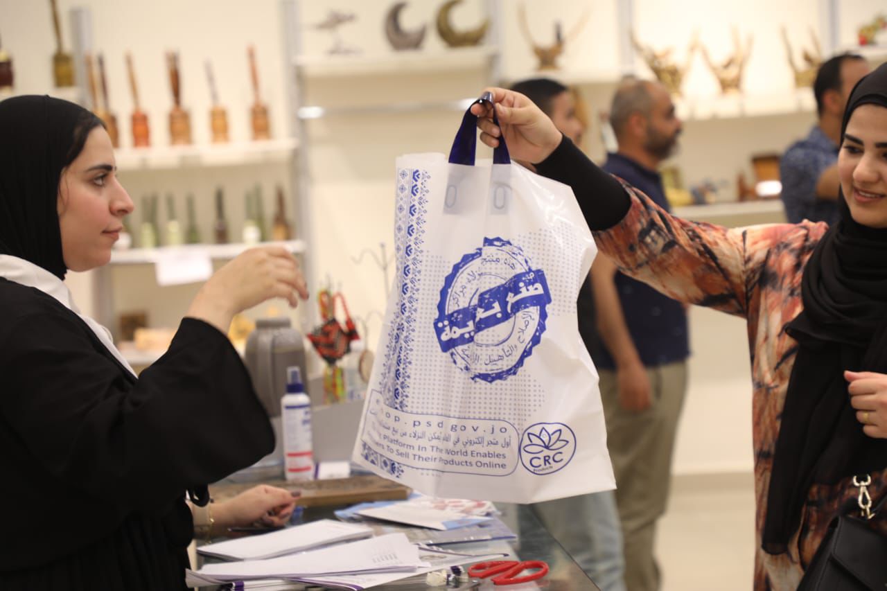 الامن ينظم معرض "صنع بعزيمة" لمشغولات نزلاء مراكز الإصلاح في اربد