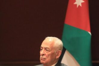 مندوبا عن الملك وولي العهد .. العيسوي يعزي الفايز