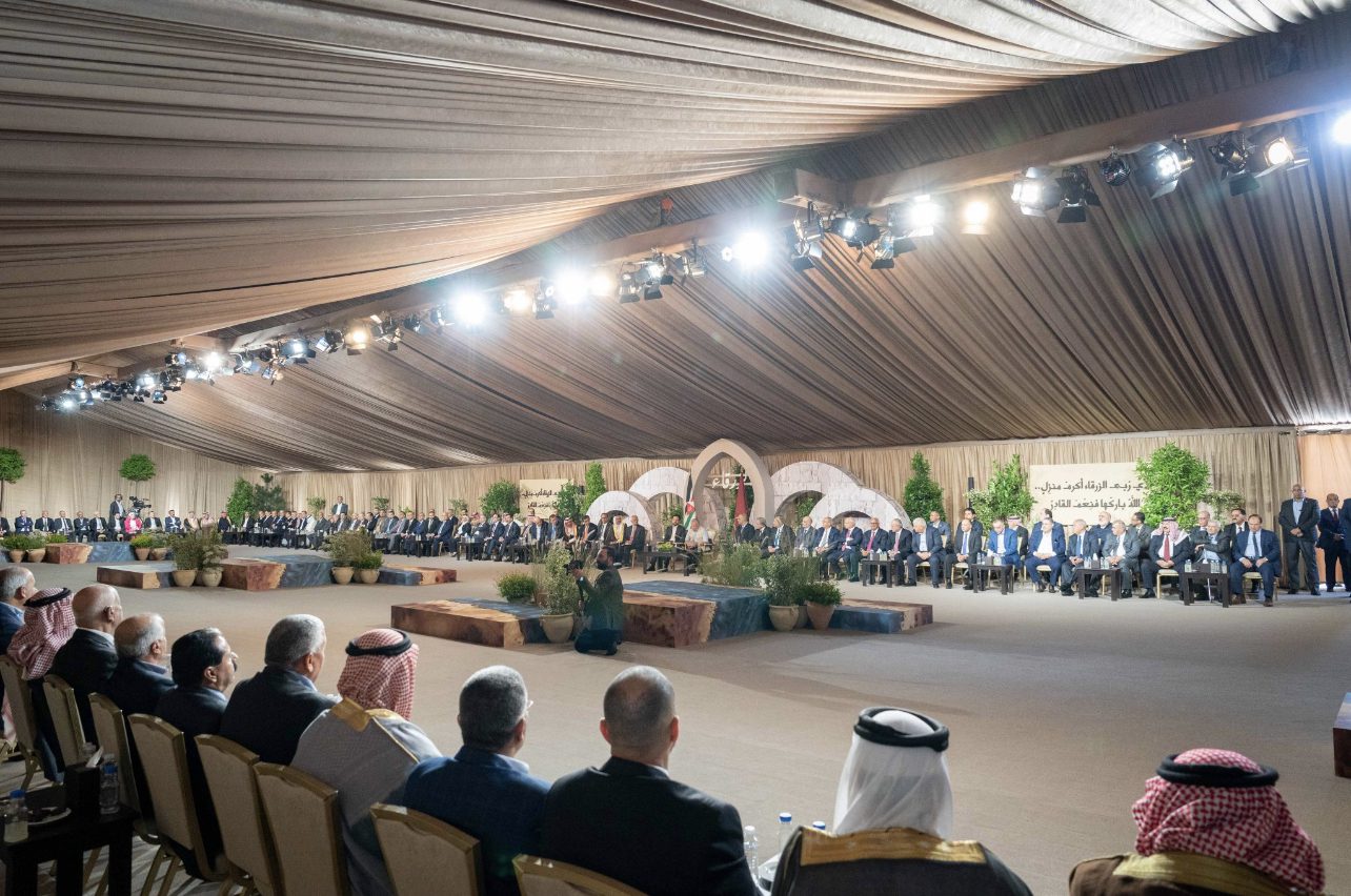 جلالة الملك وولي العهد يبحثان التطور في الزرقاء