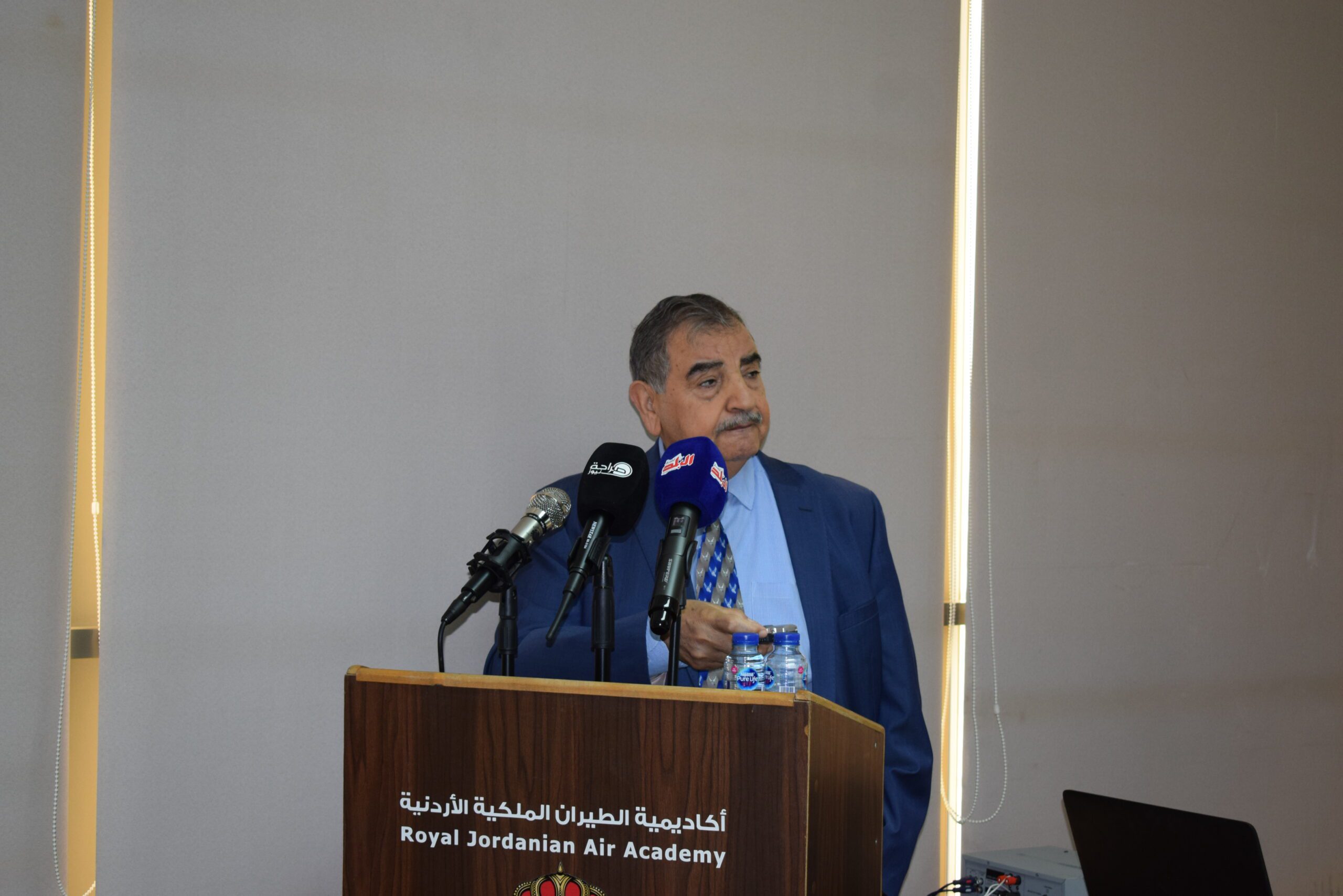 صورة حول : فعالية أكاديمية الطيران الملكيّة الأردنيّة: جسرٌ للتعاون الدبلوماسيّ ومَحطة للإطلاع على أحدث التقنيات الطيرانيّة فعالية أكاديمية الطيران الملكيّة الأردنيّة: جسرٌ للتعاون الدبلوماسيّ ومَحطة للإطلاع على أحدث التقنيات الطيرانيّة