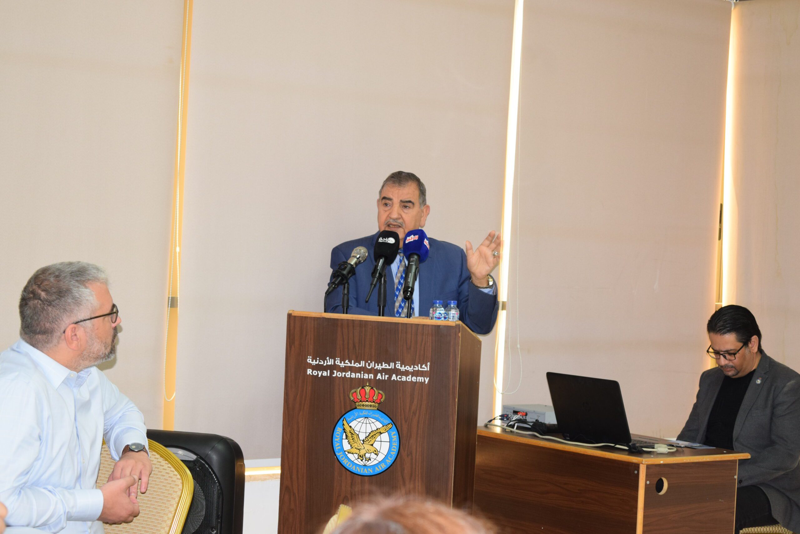 صورة حول : فعالية أكاديمية الطيران الملكيّة الأردنيّة: جسرٌ للتعاون الدبلوماسيّ ومَحطة للإطلاع على أحدث التقنيات الطيرانيّة فعالية أكاديمية الطيران الملكيّة الأردنيّة: جسرٌ للتعاون الدبلوماسيّ ومَحطة للإطلاع على أحدث التقنيات الطيرانيّة