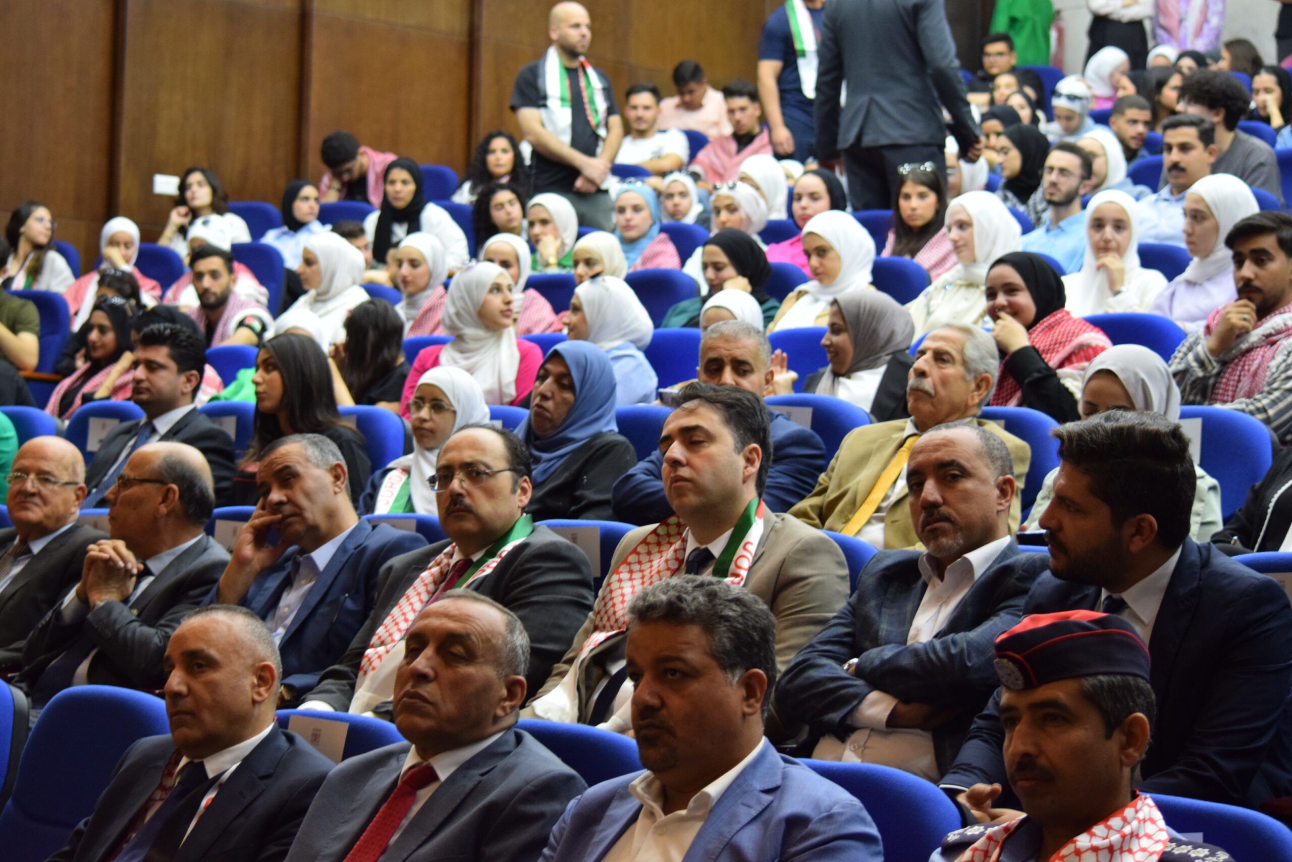 صورة حول : جامعة البتراء تستضيف احتفالًا مهيبًا بمناسبة الذكرى الـ78 لاستقلال المملكة الأردنيّة الهاشميّة جامعة البتراء تستضيف احتفالًا مهيبًا بمناسبة الذكرى الـ78 لاستقلال المملكة الأردنيّة الهاشميّة