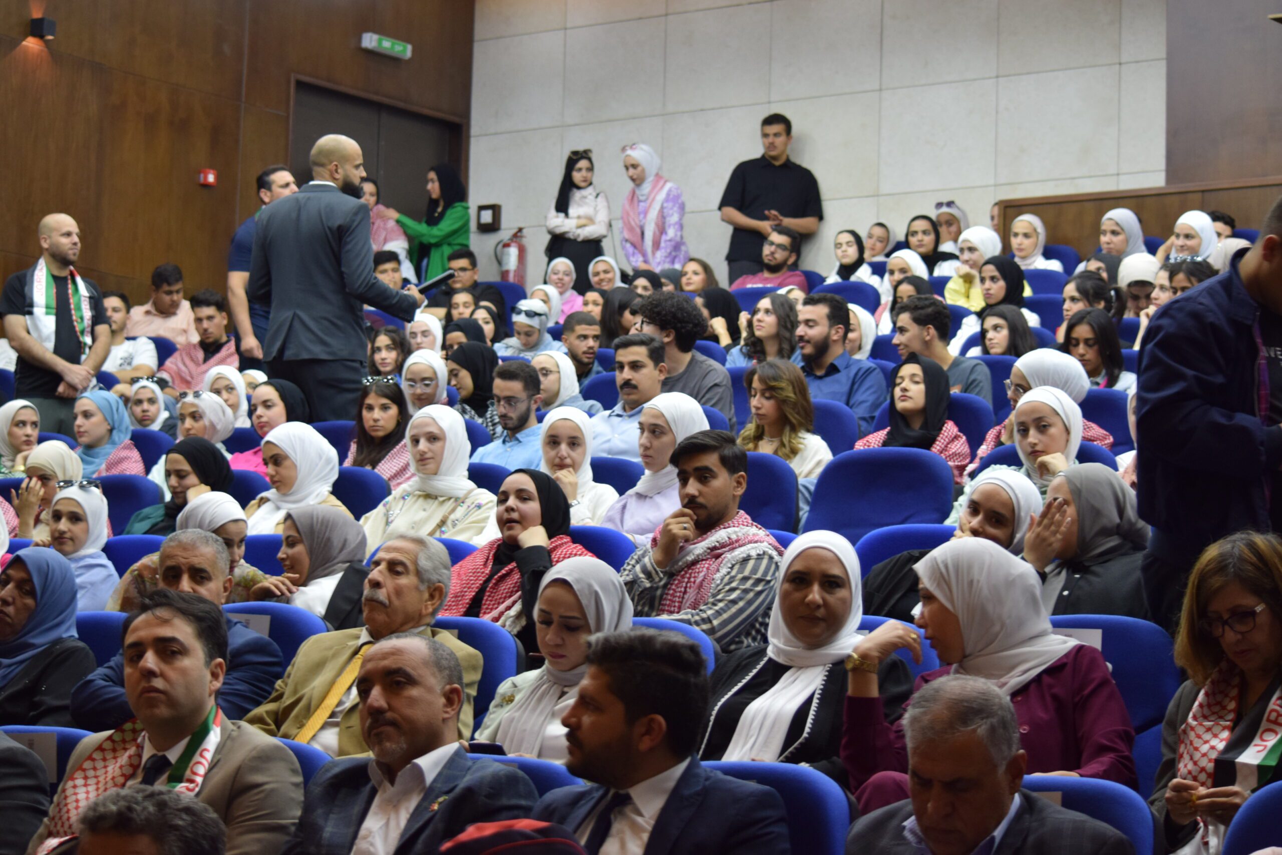 صورة حول : جامعة البتراء تستضيف احتفالًا مهيبًا بمناسبة الذكرى الـ78 لاستقلال المملكة الأردنيّة الهاشميّة جامعة البتراء تستضيف احتفالًا مهيبًا بمناسبة الذكرى الـ78 لاستقلال المملكة الأردنيّة الهاشميّة