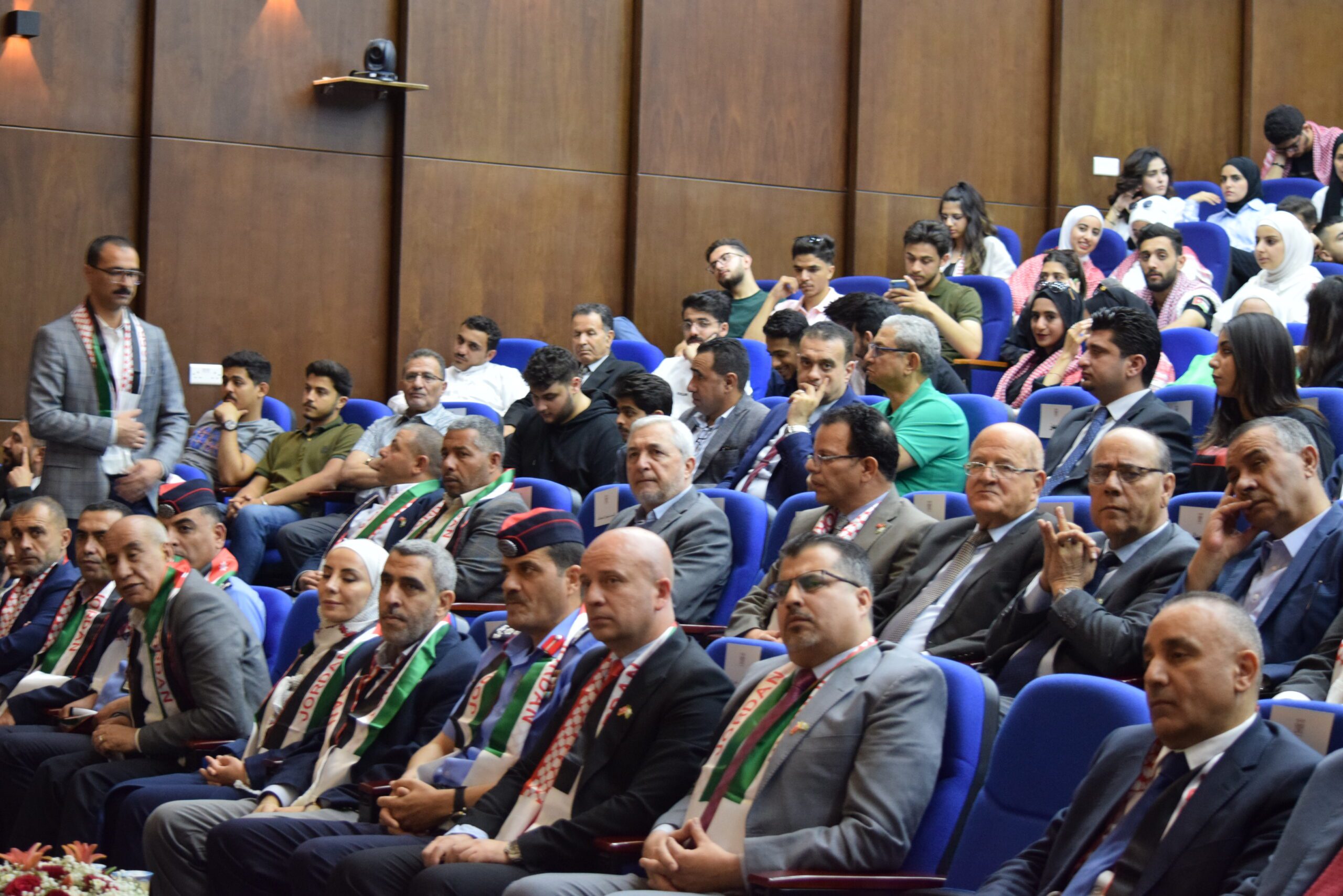 صورة حول : جامعة البتراء تستضيف احتفالًا مهيبًا بمناسبة الذكرى الـ78 لاستقلال المملكة الأردنيّة الهاشميّة جامعة البتراء تستضيف احتفالًا مهيبًا بمناسبة الذكرى الـ78 لاستقلال المملكة الأردنيّة الهاشميّة
