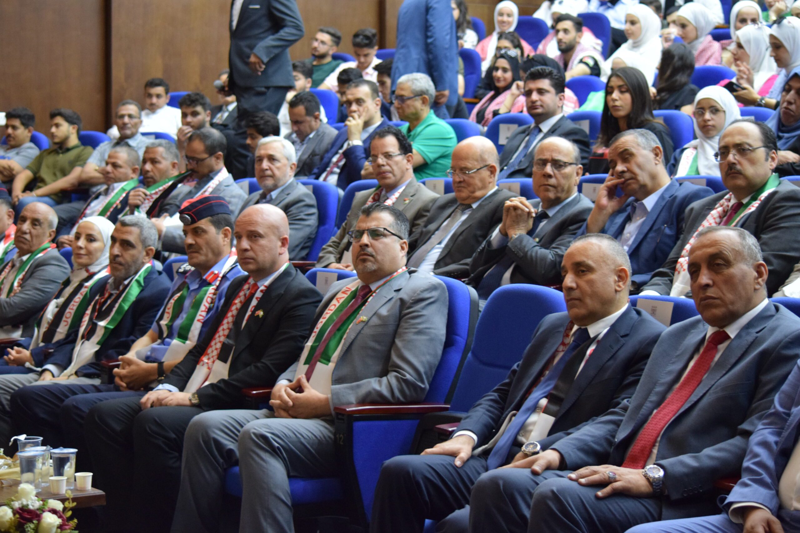 صورة حول : جامعة البتراء تستضيف احتفالًا مهيبًا بمناسبة الذكرى الـ78 لاستقلال المملكة الأردنيّة الهاشميّة جامعة البتراء تستضيف احتفالًا مهيبًا بمناسبة الذكرى الـ78 لاستقلال المملكة الأردنيّة الهاشميّة