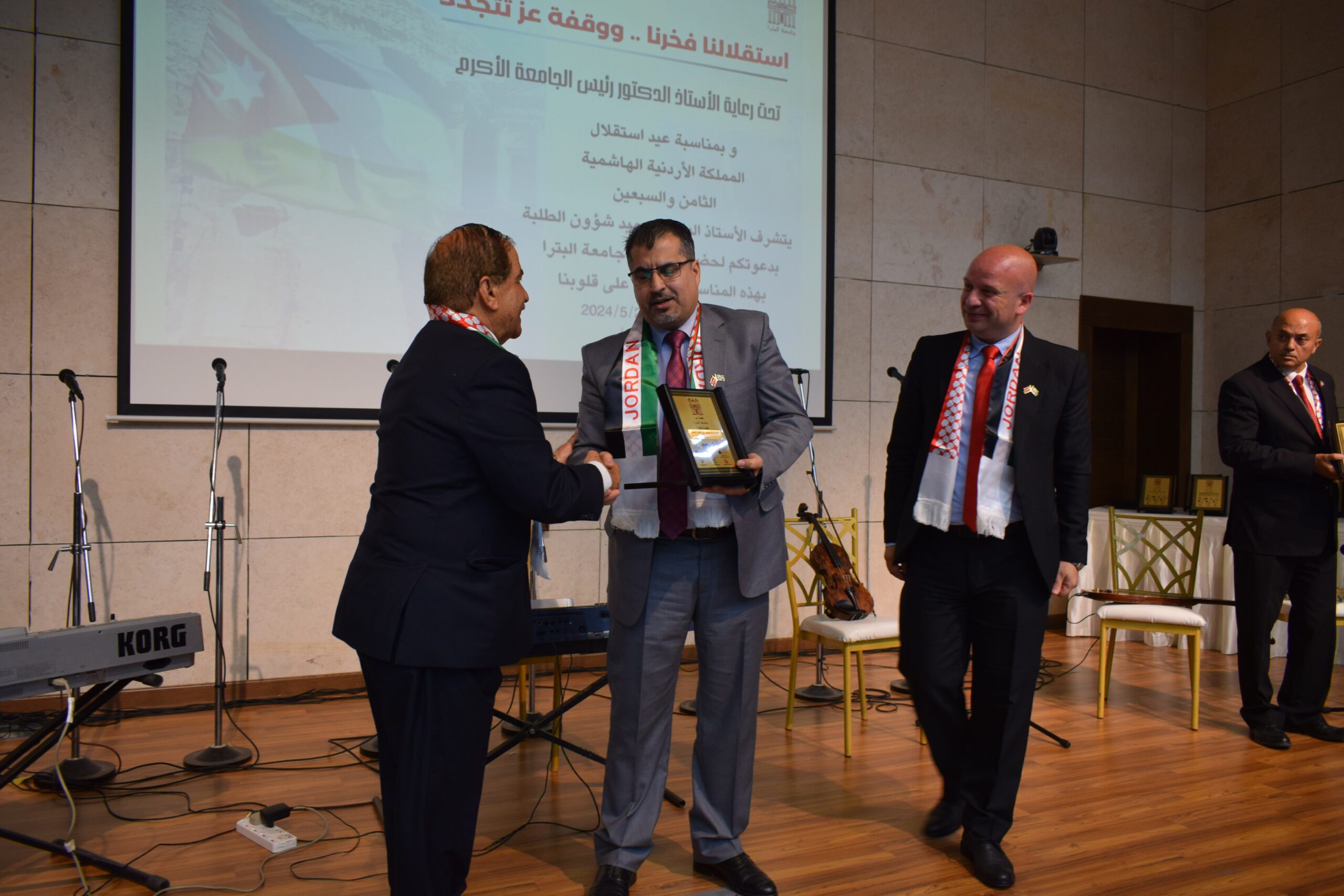 صورة حول : جامعة البتراء تستضيف احتفالًا مهيبًا بمناسبة الذكرى الـ78 لاستقلال المملكة الأردنيّة الهاشميّة جامعة البتراء تستضيف احتفالًا مهيبًا بمناسبة الذكرى الـ78 لاستقلال المملكة الأردنيّة الهاشميّة