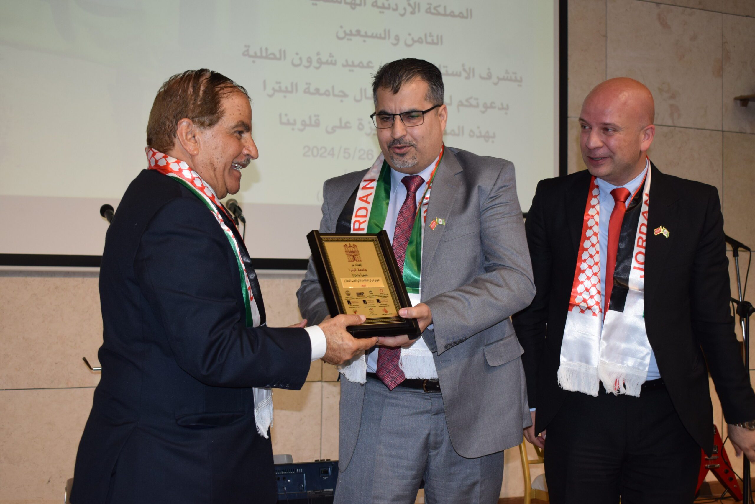 صورة حول : جامعة البتراء تستضيف احتفالًا مهيبًا بمناسبة الذكرى الـ78 لاستقلال المملكة الأردنيّة الهاشميّة جامعة البتراء تستضيف احتفالًا مهيبًا بمناسبة الذكرى الـ78 لاستقلال المملكة الأردنيّة الهاشميّة
