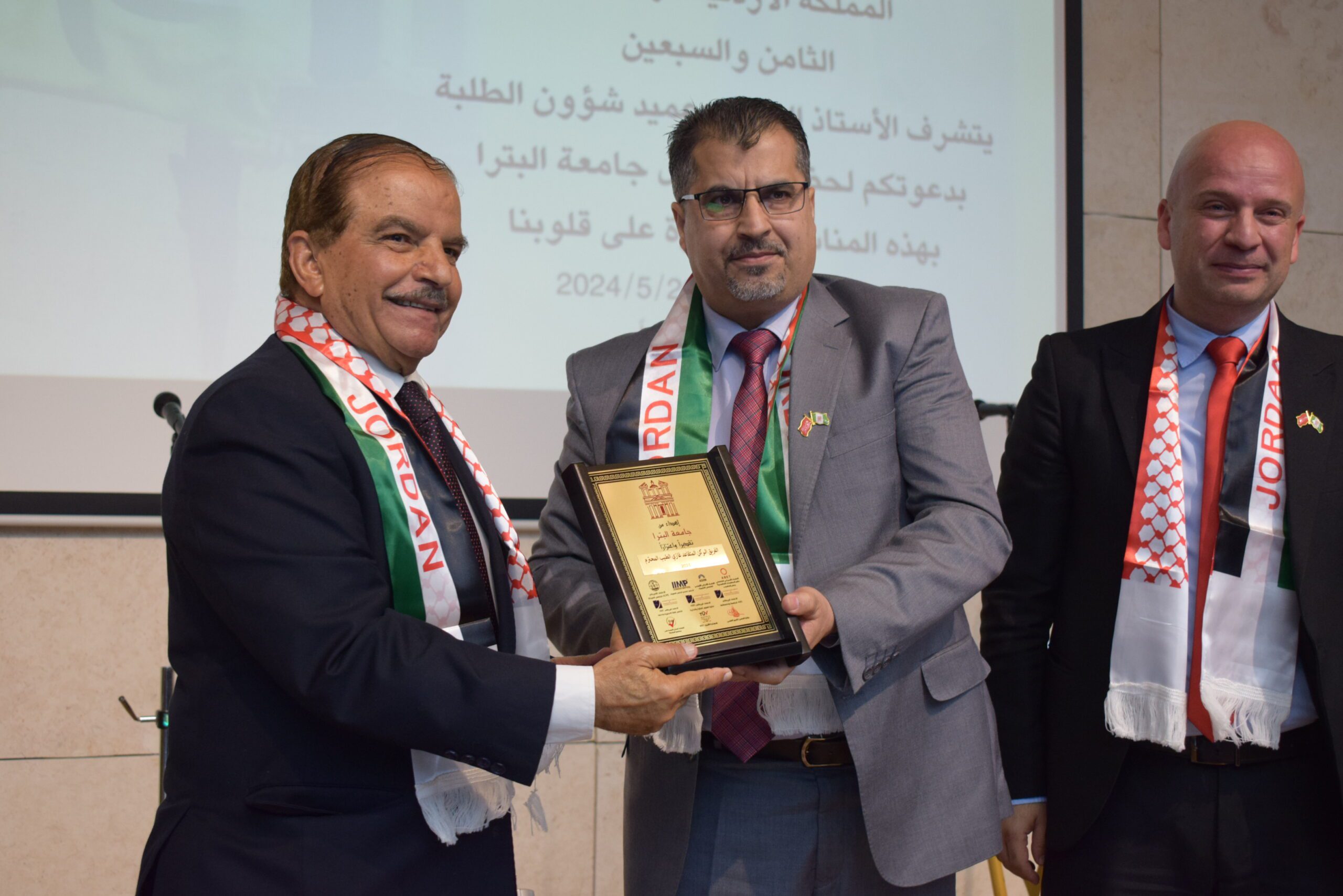 صورة حول : جامعة البتراء تستضيف احتفالًا مهيبًا بمناسبة الذكرى الـ78 لاستقلال المملكة الأردنيّة الهاشميّة جامعة البتراء تستضيف احتفالًا مهيبًا بمناسبة الذكرى الـ78 لاستقلال المملكة الأردنيّة الهاشميّة