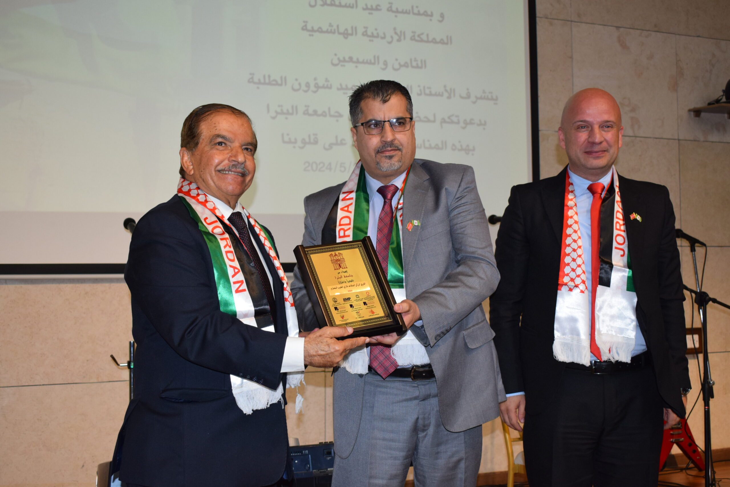صورة حول : جامعة البتراء تستضيف احتفالًا مهيبًا بمناسبة الذكرى الـ78 لاستقلال المملكة الأردنيّة الهاشميّة جامعة البتراء تستضيف احتفالًا مهيبًا بمناسبة الذكرى الـ78 لاستقلال المملكة الأردنيّة الهاشميّة