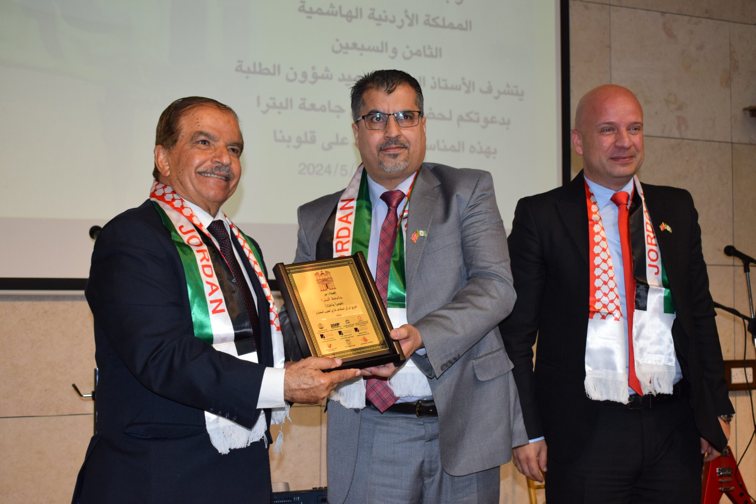 صورة حول : جامعة البتراء تستضيف احتفالًا مهيبًا بمناسبة الذكرى الـ78 لاستقلال المملكة الأردنيّة الهاشميّة جامعة البتراء تستضيف احتفالًا مهيبًا بمناسبة الذكرى الـ78 لاستقلال المملكة الأردنيّة الهاشميّة