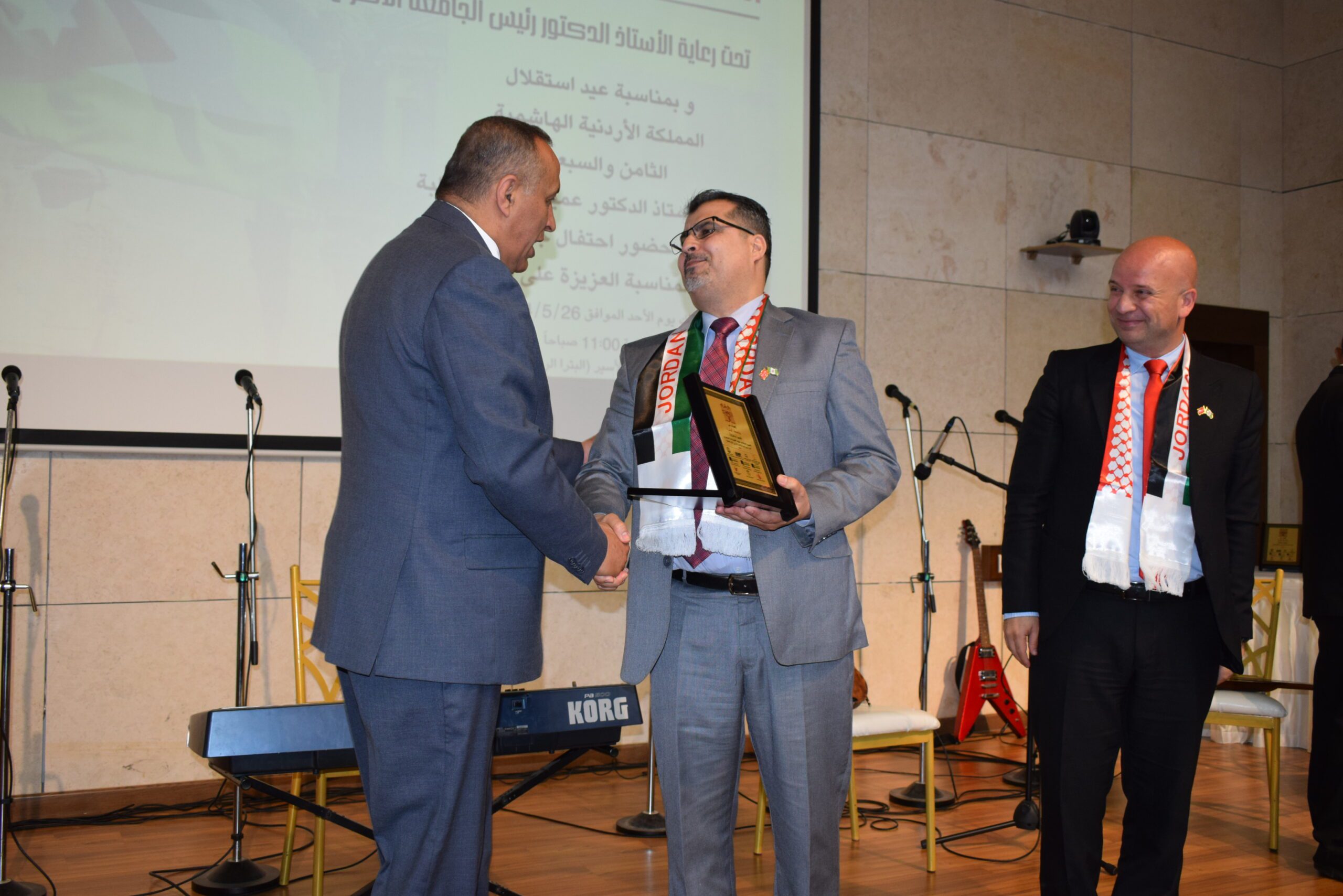 صورة حول : جامعة البتراء تستضيف احتفالًا مهيبًا بمناسبة الذكرى الـ78 لاستقلال المملكة الأردنيّة الهاشميّة جامعة البتراء تستضيف احتفالًا مهيبًا بمناسبة الذكرى الـ78 لاستقلال المملكة الأردنيّة الهاشميّة