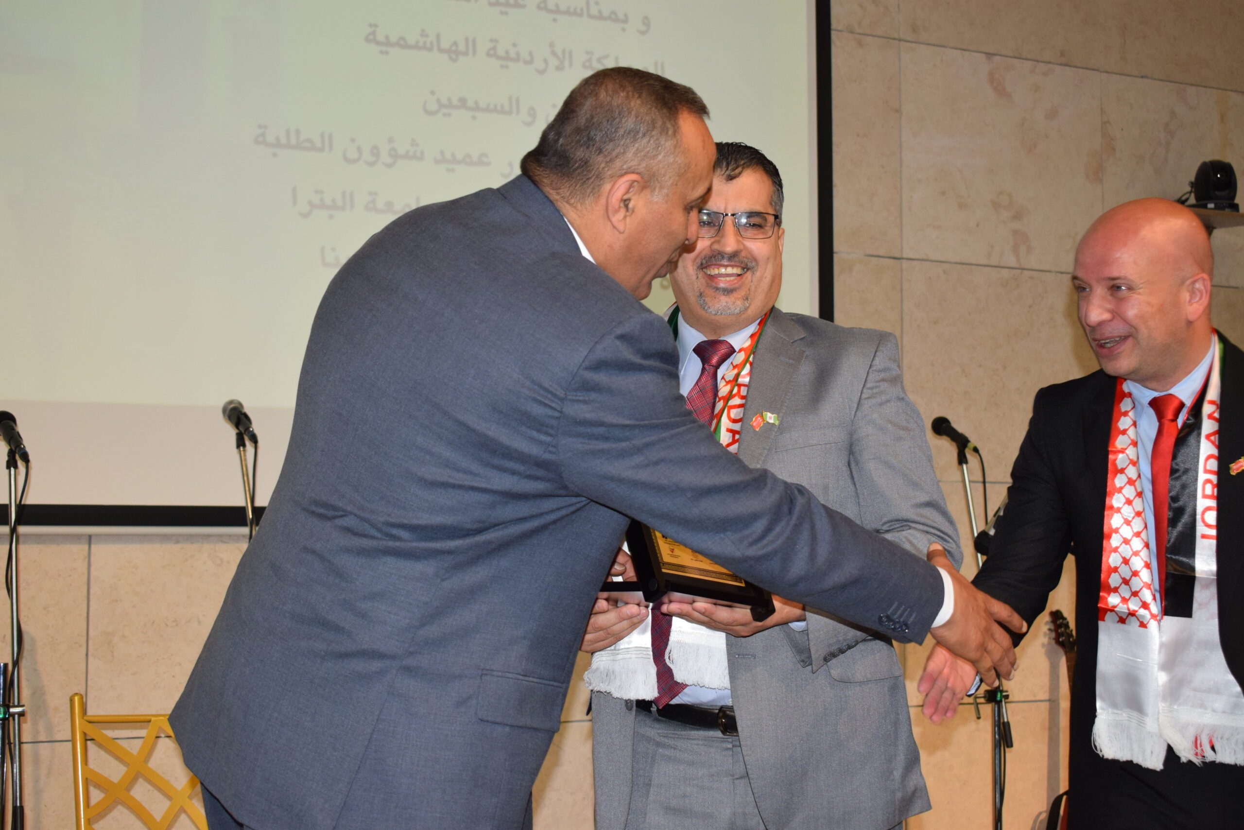 صورة حول : جامعة البتراء تستضيف احتفالًا مهيبًا بمناسبة الذكرى الـ78 لاستقلال المملكة الأردنيّة الهاشميّة جامعة البتراء تستضيف احتفالًا مهيبًا بمناسبة الذكرى الـ78 لاستقلال المملكة الأردنيّة الهاشميّة