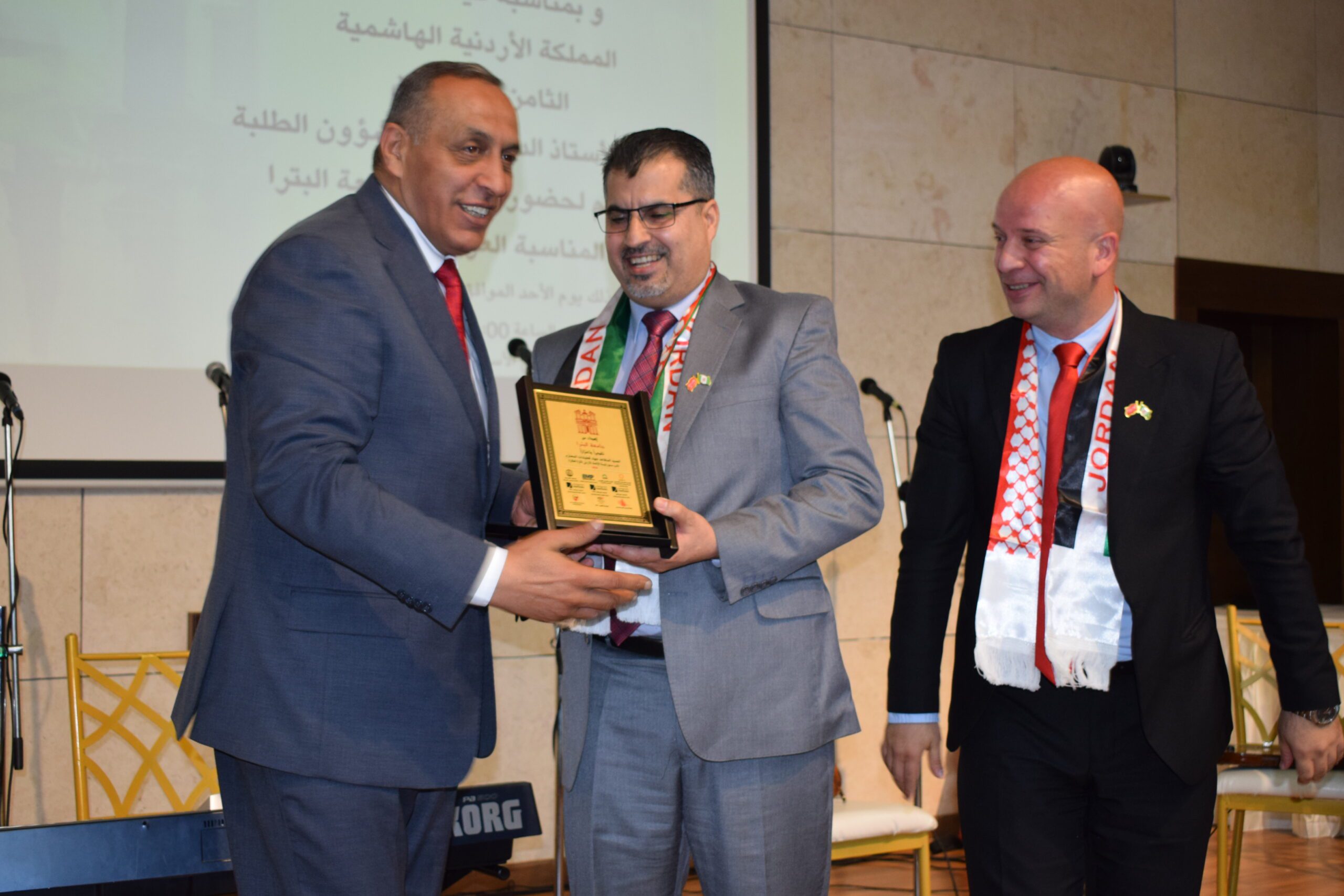 صورة حول : جامعة البتراء تستضيف احتفالًا مهيبًا بمناسبة الذكرى الـ78 لاستقلال المملكة الأردنيّة الهاشميّة جامعة البتراء تستضيف احتفالًا مهيبًا بمناسبة الذكرى الـ78 لاستقلال المملكة الأردنيّة الهاشميّة