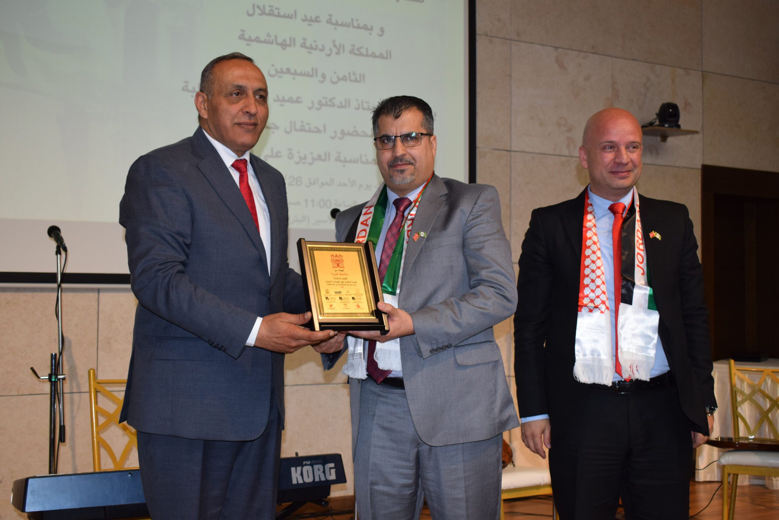 صورة حول : جامعة البتراء تستضيف احتفالًا مهيبًا بمناسبة الذكرى الـ78 لاستقلال المملكة الأردنيّة الهاشميّة جامعة البتراء تستضيف احتفالًا مهيبًا بمناسبة الذكرى الـ78 لاستقلال المملكة الأردنيّة الهاشميّة