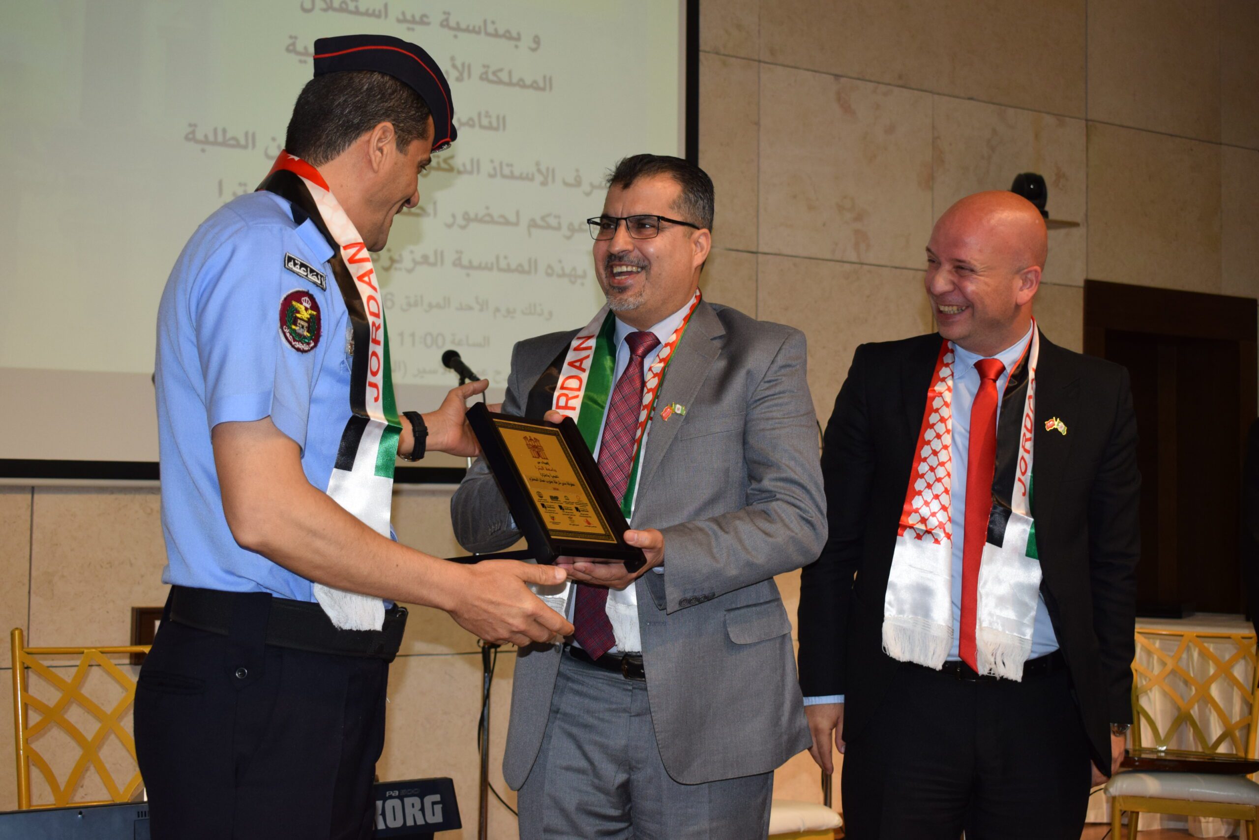 صورة حول : جامعة البتراء تستضيف احتفالًا مهيبًا بمناسبة الذكرى الـ78 لاستقلال المملكة الأردنيّة الهاشميّة جامعة البتراء تستضيف احتفالًا مهيبًا بمناسبة الذكرى الـ78 لاستقلال المملكة الأردنيّة الهاشميّة