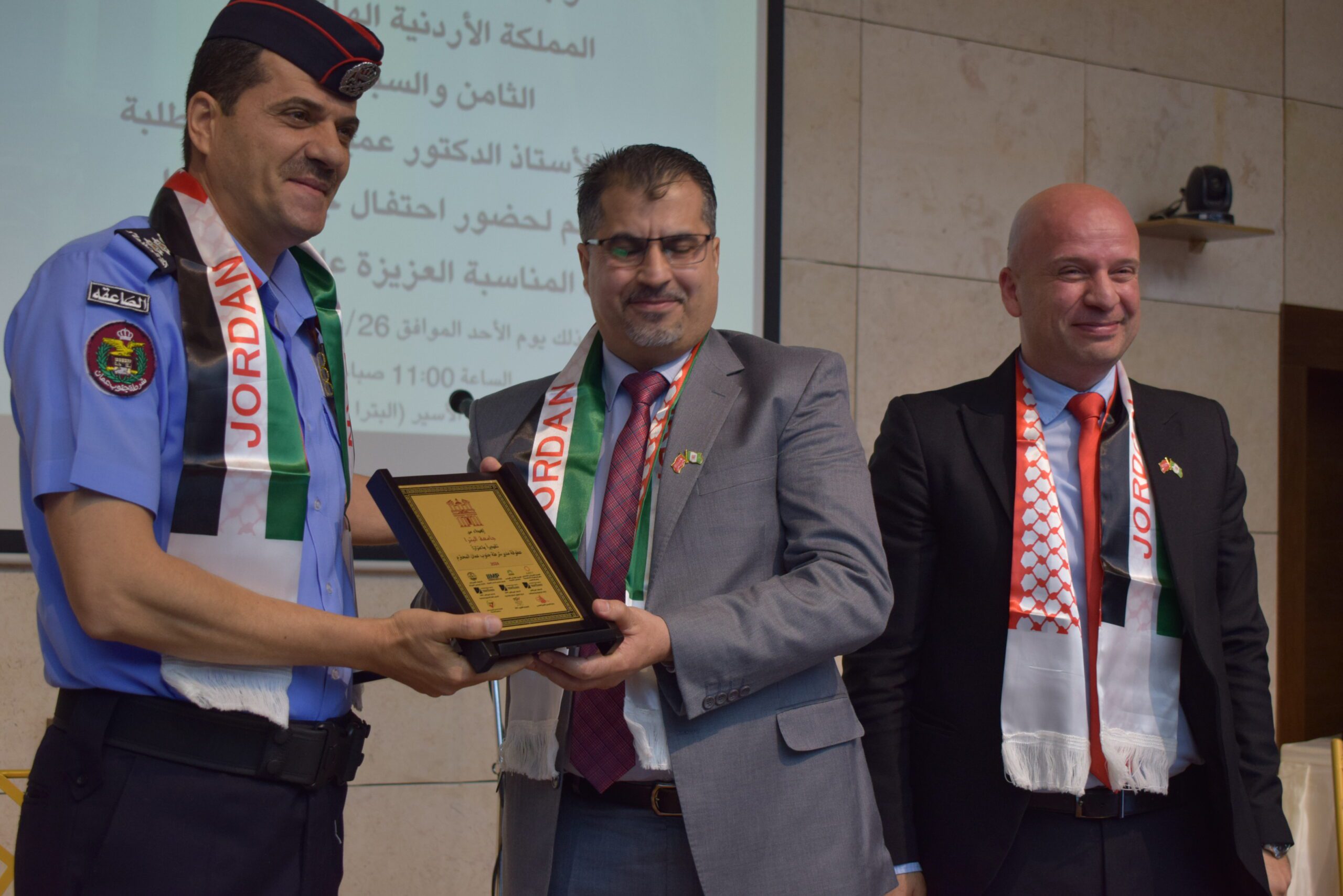 صورة حول : جامعة البتراء تستضيف احتفالًا مهيبًا بمناسبة الذكرى الـ78 لاستقلال المملكة الأردنيّة الهاشميّة جامعة البتراء تستضيف احتفالًا مهيبًا بمناسبة الذكرى الـ78 لاستقلال المملكة الأردنيّة الهاشميّة