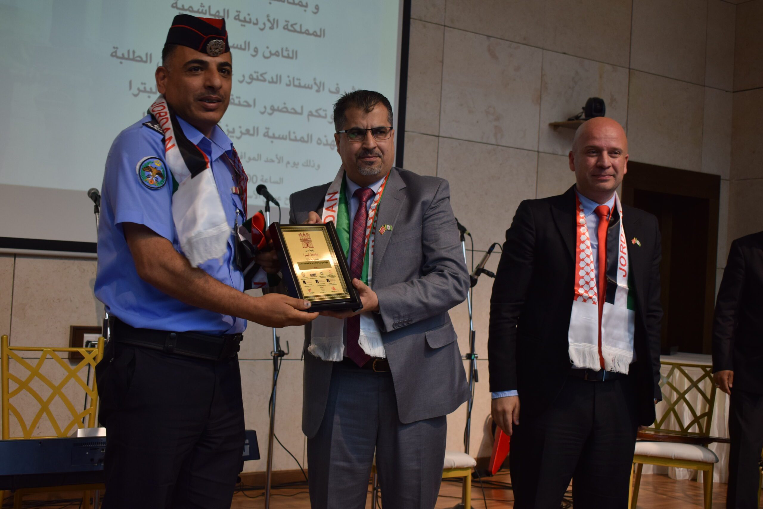 صورة حول : جامعة البتراء تستضيف احتفالًا مهيبًا بمناسبة الذكرى الـ78 لاستقلال المملكة الأردنيّة الهاشميّة جامعة البتراء تستضيف احتفالًا مهيبًا بمناسبة الذكرى الـ78 لاستقلال المملكة الأردنيّة الهاشميّة