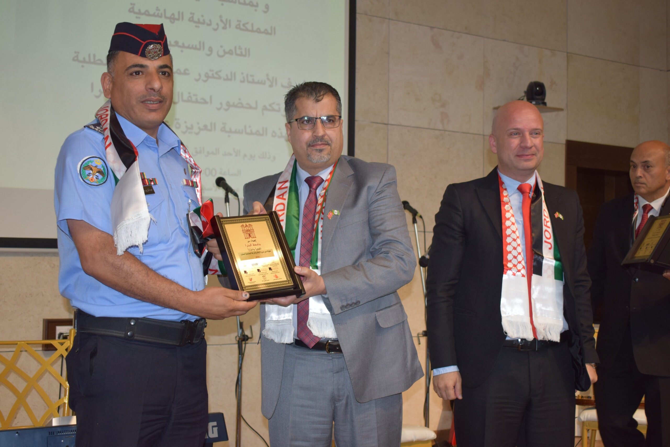 صورة حول : جامعة البتراء تستضيف احتفالًا مهيبًا بمناسبة الذكرى الـ78 لاستقلال المملكة الأردنيّة الهاشميّة جامعة البتراء تستضيف احتفالًا مهيبًا بمناسبة الذكرى الـ78 لاستقلال المملكة الأردنيّة الهاشميّة
