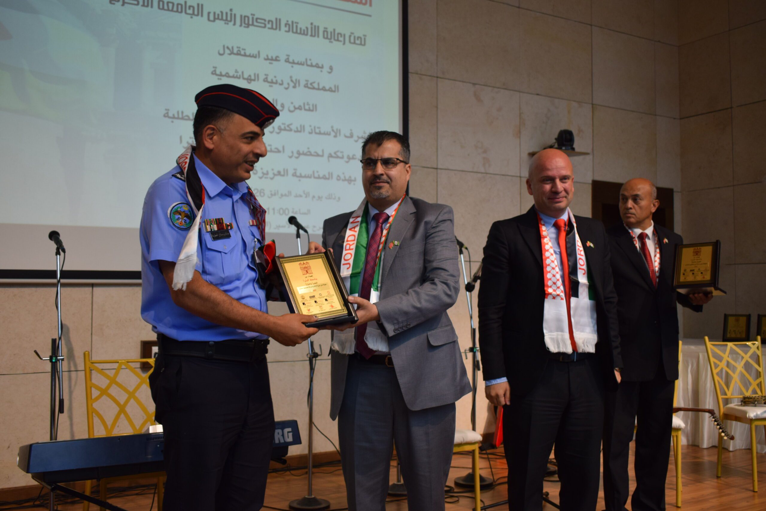 صورة حول : جامعة البتراء تستضيف احتفالًا مهيبًا بمناسبة الذكرى الـ78 لاستقلال المملكة الأردنيّة الهاشميّة جامعة البتراء تستضيف احتفالًا مهيبًا بمناسبة الذكرى الـ78 لاستقلال المملكة الأردنيّة الهاشميّة
