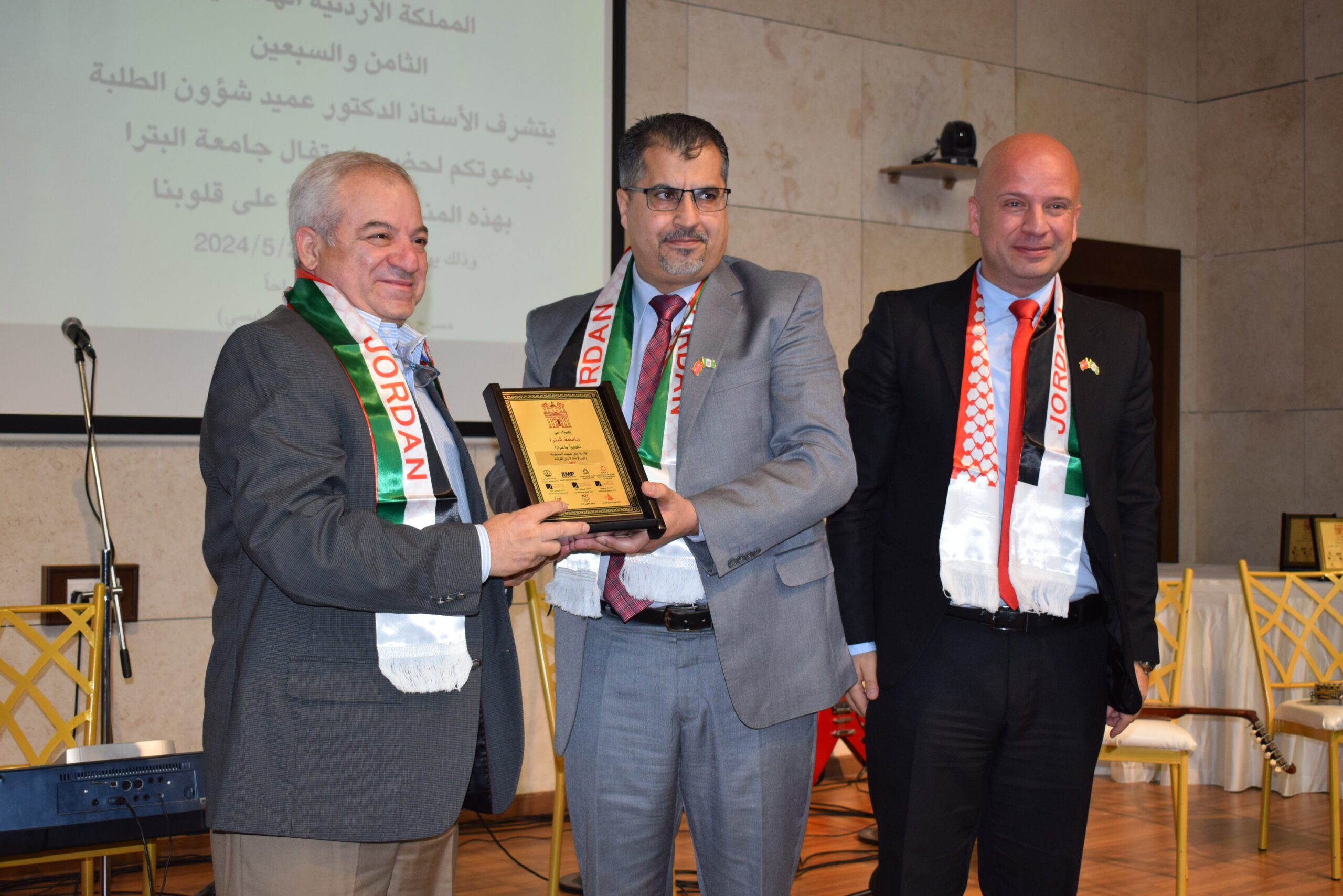 صورة حول : جامعة البتراء تستضيف احتفالًا مهيبًا بمناسبة الذكرى الـ78 لاستقلال المملكة الأردنيّة الهاشميّة جامعة البتراء تستضيف احتفالًا مهيبًا بمناسبة الذكرى الـ78 لاستقلال المملكة الأردنيّة الهاشميّة